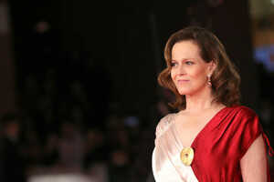 Sigourney+Weaver+Sigourney+Weaver+Red+Carpet+lvlOVxxNCMXx.jpg