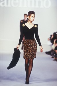 56155355_Valentino1987WomenRTW109.thumb.jpg.73395a053fd69f520477692178104a63.jpg