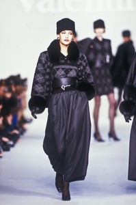 574040526_Valentino1987WomenRTW111.thumb.jpg.492e8112abe4d0102cce9a3e3661516a.jpg