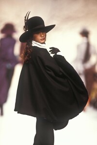 622334618_KarlLagerfeld1988WomenRTW180.thumb.jpg.3d349a55f4e80e9bf78b60cecc7d4609.jpg