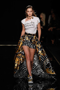 628411380_GigiHadidVersaceFall2019RunwayBzoHvi0gRUHx.thumb.jpg.2068cdece14f8dbada556fb7c929f22b.jpg