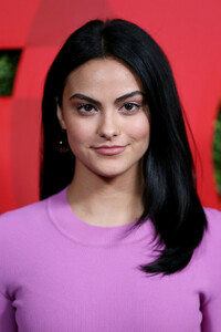 670062270_CamilaMendes2018GQMenYearPartyArrivals3Cunq80xuMux.thumb.jpg.8a5b6bc508c4b420db1f4c5954c069ea.jpg