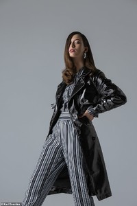 6791644-6442261-Patently_chic_a_wet_look_trench_adds_gloss_t.jpg