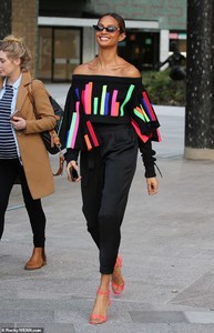 6841038-6446821-Rock_the_look_Alesha_Dixon_took_time_out_of_her_hectic_schedule_-m-437_1543592459817.jpg