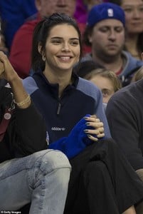 6927912-6453605-Courtside_Kendall_Jenner_was_pictured_wearing_a_three_tone_blue_-a-5_1543813682440.thumb.jpg.1d185b33a65bfc846c6566298757ae63.jpg