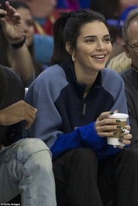 6927916-6453605-Supportive_girlfriend_Kendall_Jenner_is_all_smiles_as_she_watche-a-3_1543813682421.thumb.jpg.07dfebc20eda7db3157f40d835f8e476.jpg