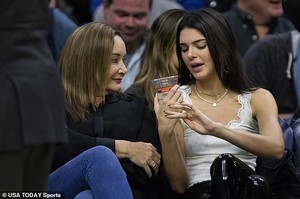 6928394-6453605-Bonding_That_was_before_Jenner_was_seen_seated_next_to_Simmons_m-a-6_1543813682441.jpg