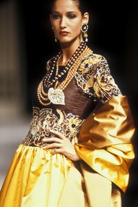 720463611_Valentino1989HauteCouture228.thumb.jpg.acf05c01f5d9dc366f3eeb57cc12eb0f.jpg