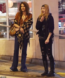 7232776-6479039-Stylish_The_daughter_of_Michael_Jackson_20_embraced_a_hippy_styl-m-67_1544445751581.jpg