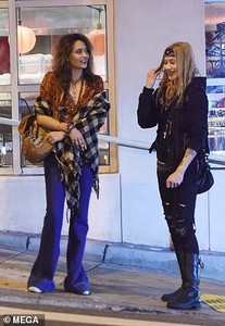 7232780-6479039-Finishing_touches_Paris_completed_her_look_by_stepping_out_in_a_-a-1_1544453869324.jpg
