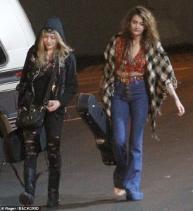 7232784-6479039-Following_in_her_dad_s_footsteps_Paris_Jackson_embraced_her_musi-m-66_1544445742954.jpg