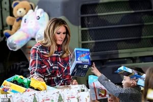 7299856-6484683-Organized_Melania_happily_helped_sort_toys_with_the_children_at_-a-4_1544558281450.jpg