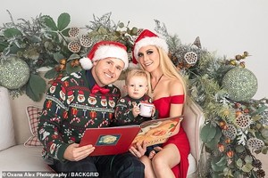 7302674-6485143-Story_time_Spencer_Pratt_and_Heidi_Montag_posed_for_their_annual-a-5_1544573274833.jpg