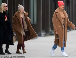 7303536-6484953-The_22_year_old_model_was_spotted_out_with_her_mother_Kennya_Bal-m-125_1544563588023.jpg
