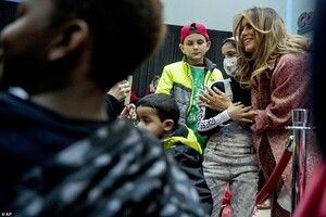 7393644-0-The_first_lady_posed_for_photos_with_the_children_when_she_finis-a-48_1544729123473.jpg