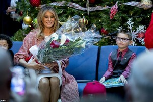 7393670-0-Santa_and_the_kids_gave_the_first_lady_flowers_when_she_finished-a-56_1544729123715.jpg