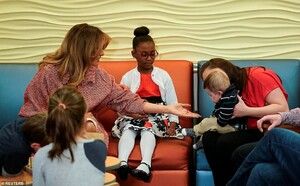 7393720-0-Before_she_read_to_the_kids_she_met_with_families_in_the_neonata-a-49_1544729123549.jpg