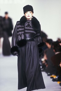 741500883_Valentino1987WomenRTW84.thumb.jpg.15f4316f7034bf42dc27eb57228da568.jpg