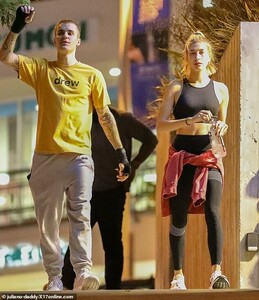 7415082-6495091-Honeymoon_phase_Justin_seems_okay_However_he_doesn_t_seem_ready_-a-1_1544773388257.jpg