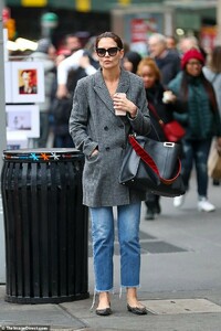 7527948-6504619-Street_style_Katie_Holmes_was_spotted_out_and_about_in_NYC_on_Mo-a-50_1545063459920.jpg