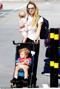 7601322-6510755-Mother_and_sons_Candice_Swanepoel_was_spotted_with_her_two_sons_-m-34_1545196453062.thumb.jpg.c5423df403cc7b0887ed283119821eca.jpg