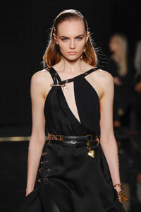 Versace+Fall+2019+Runway+6Swh8Bnxvhax.jpg