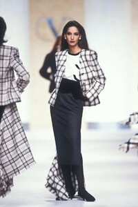 767285209_Valentino1989WomenRTW69.thumb.jpg.facadcca86a3e4a271653e57bf1ac50a.jpg