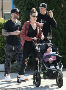 7741664-6523539-Family_outing_Pehati_Prinsloo_and_her_husband_Adam_Levine_dresse-m-62_1545517748484.jpg