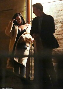 7763676-6525193-Rihanna_and_boyfriend_Rihanna_was_seen_wearing_a_strapless_black-m-25_1545590402857.jpg