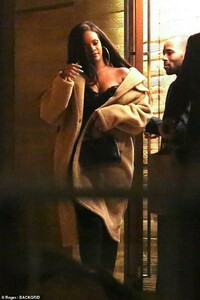 7763680-6525193-Dinner_date_Rihanna_was_spotted_leaving_a_Malibu_restaurant_afte-a-21_1545590253492.jpg