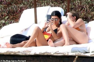 7765744-6525283-Fun_in_the_sun_Kourtney_and_Sofia_seemed_to_be_enjoying_each_oth-a-42_1545630701948.jpg