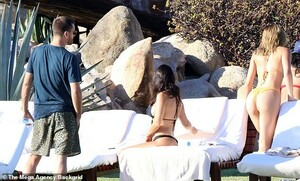 7765760-6525283-Sitting_pretty_Kourtney_seemed_in_good_spirits_as_she_reclined_o-a-48_1545630701980.jpg