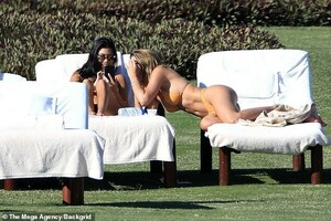 7765778-6525283-Girl_time_Kourtney_and_Sofia_were_seen_giggling_at_her_phone_as_-a-58_1545630702272.jpg