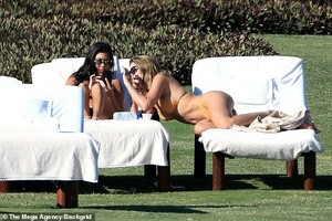 7766496-6525327-Kourtney_and_Sofia_seemed_to_be_enjoying_each_other_s_company_at-a-2_1545630945497.jpg