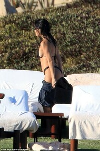 7766624-6525327-Stripping_off_Kourtney_looked_sensational_as_she_pulled_off_her_-a-16_1545630945927.jpg