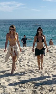 7766712-6525327-Getting_on_Wearing_her_raven_tresses_loose_Kourtney_was_a_total_-a-1_1545630945334.jpg