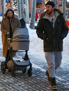 7773986-6525849-Winter_wonderland_Celebrity_hot_couple_Kate_Hudson_and_Danny_Fuj-a-1_1545616345530.jpg