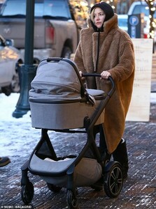 7773988-6525849-Seasonal_chic_Kate_39_wrapped_herself_up_in_a_thick_fuzzy_brown_-a-2_1545616345538.jpg