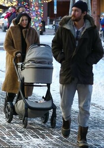 7775418-6525849-Holiday_cheer_She_rounded_off_her_elegant_ensemble_with_a_pair_o-a-12_1545630296980.jpg