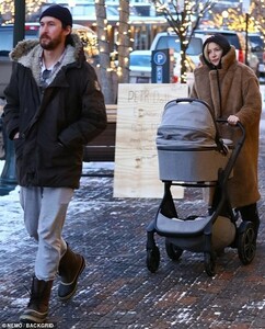 7775424-6525849-Wintry_wardrobe_The_handsome_new_father_layered_up_in_a_white_t_-a-18_1545630297129.jpg