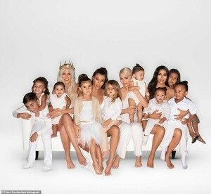 7792266-6527179-It_s_a_Kardashian_Christmas_Khloe_shares_the_family_card_as_she_-a-30_1545664968916.jpg