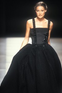 788336931_GiorgioArmani1992WomenRTW99.thumb.jpg.32f9bea42add377f6f0799a9e597117c.jpg