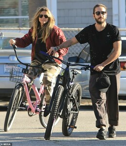 7947904-6539371-Beach_time_Heidi_Klum_and_Tom_Kaulitz_spend_a_chilly_day_on_the_-m-33_1546144949703.jpg