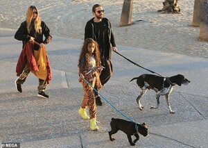 7947906-6539371-Klum_clan_Klum_45_and_Kaulitz_29_were_seen_in_Santa_Monica_Calif-m-34_1546145273165.jpg