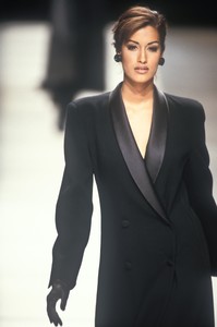 830608232_GiorgioArmani1992WomenRTW8.thumb.jpg.ceb14c9ee7755dda745a4449668a3a08.jpg