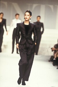 860536318_Valentino1988WomenRTW23.thumb.jpg.216171f59882ff069f7e0058fdfab842.jpg