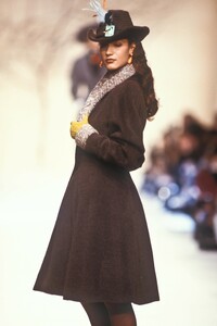 861244613_KarlLagerfeld1988WomenRTW76.thumb.jpg.c3a7faa4b79d525666acdc27a6d1fbbb.jpg