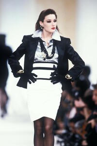 882266977_Valentino1989WomenRTW11.thumb.jpg.4f45541320883ac73a13e8d137df99bb.jpg