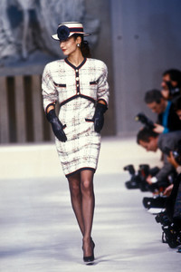 889980045_Chanel1987HauteCouture17.thumb.jpg.3cb606429ca20ff1f3372d4a8d388c1c.jpg