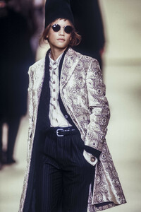 903253021_RomeoGigli1994WomenRTW30.thumb.jpg.54de9a53f9f54db5b42935d9b0d5b7d2.jpg